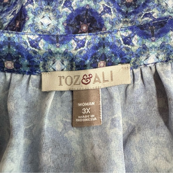 Roz & Ali Women’s Blue Medallion Print Cap Sleeve V-Neck Blouse - Picture 5 of 7